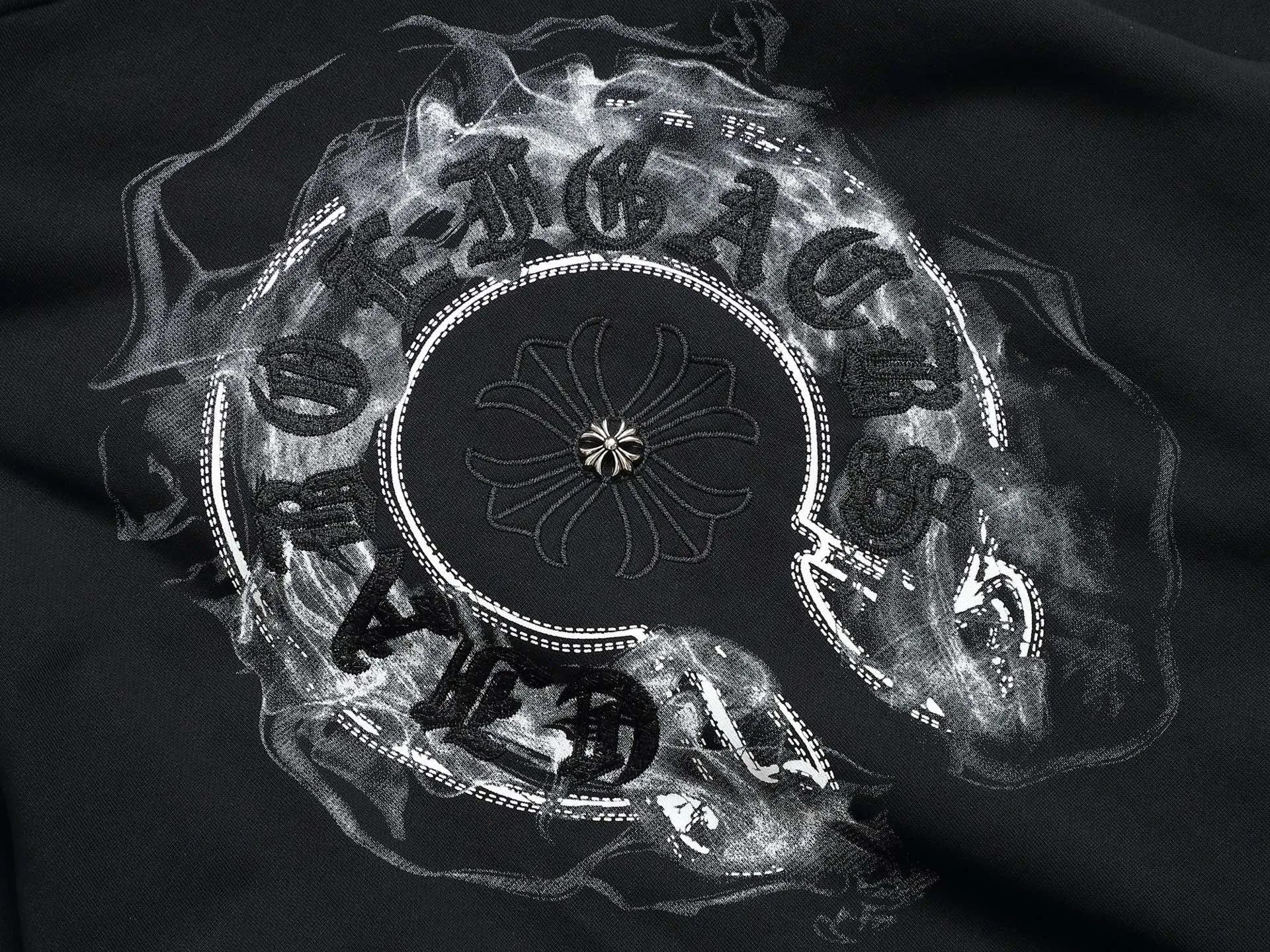 P250 Chrome hearts ch Chrome hearts cross horseshoe LOGO round-neck sweatshirt with thousands of needle embroidery crafts. Large version. Loose and stylish. The difference is the low version, the slim version, the upper body and the crotch. 100% commitment: top quality, not fast food. The highest version on the market. Top quality, 450 grams. 26 custom-dyed double yarn cotton, the same style for men and women, complete with three standards. Color: Black White Size: SMLXL